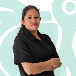 Una mujer empleada de Ediciones Dabar cruzado de brazos.