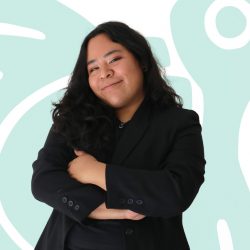 Una mujer empleada de Ediciones Dabar cruzado de brazos.