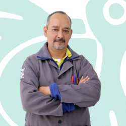 Un hombre empleado de Ediciones dabar cruzado de brazos.