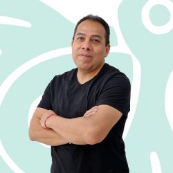 Un hombre empleado de Ediciones dabar cruzado de brazos.