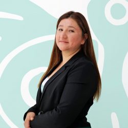 Una mujer empleada de Ediciones Dabar cruzado de brazos.