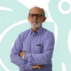 Un hombre empleado de Ediciones dabar cruzado de brazos.