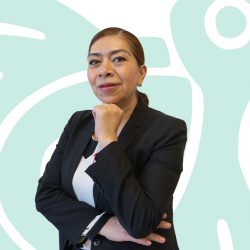 Una mujer empleada de Ediciones Dabar cruzado de brazos.