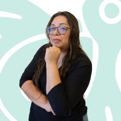 Una mujer empleada de Ediciones Dabar cruzado de brazos.